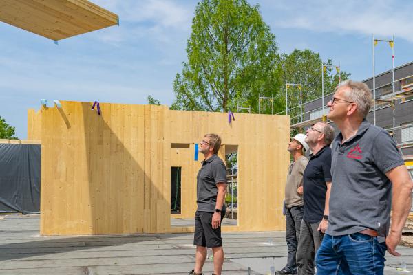 Kindergarten-Neubau Bürkle Bleiche in Emmendingen ist im Plan.
Von links: Architekt Cornell Fuchs, Bauleiter Günter Armbruster, Fachbereichsleiter Rüdiger Kretschmer und Zimmerer Klaus Hansmann.

REGIOTRENDS-Foto: Jens Glade