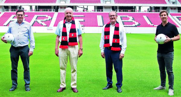 WeberHaus wird offizieller Hausbaupartner des SC Freiburg.
Von links: Oliver Leki (Vorstand SC Freiburg), Hans Weber (geschäftsführender Gesellschafter von WeberHaus), Klaus-Dieter Schwendemann (Marketingleiter bei WeberHaus) und Jochen Saier (Vorstand SC Freiburg).
Foto: SC Freiburg WeberHaus wird offizieller Hausbaupartner des SC Freiburg.
Von links: Oliver Leki (Vorstand SC Freiburg), Hans Weber (geschäftsführender Gesellschafter von WeberHaus), Klaus-Dieter Schwendemann (Marketingleiter bei WeberHaus) und Jochen Saier (Vorstand SC Freiburg).
Foto: SC Freiburg