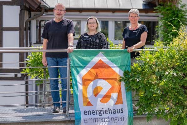 Stadt führt Förderprogramm Energiehaus Emmendingen modifiziert fort - Von links: Fachbereichsleiter Rüdiger Kretschmer, Franziska Schwarz, Stefanie Eißing (beide Klimaschutzmanagerinnen der Stadt Emmendingen). Stadt führt Förderprogramm Energiehaus Emmendingen modifiziert fort - Von links: Fachbereichsleiter Rüdiger Kretschmer, Franziska Schwarz, Stefanie Eißing (beide Klimaschutzmanagerinnen der Stadt Emmendingen).
