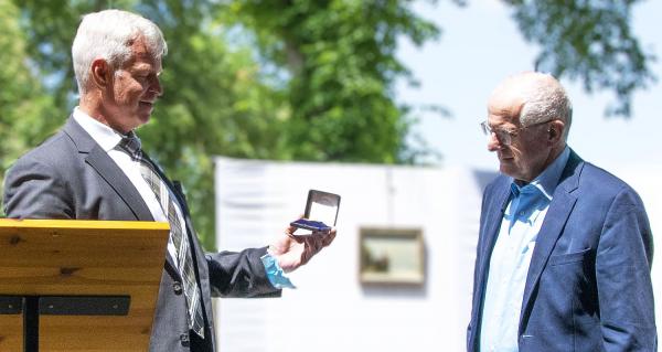 Verdienstmedaille der Stadt Breisach für Bernhard Walter.
Bürgermeister Oliver Rein (links) überreicht Bernhard Walter die Verdienstmedaille der Stadt Breisach.
Foto: Rosmann Klinik Breisach Verdienstmedaille der Stadt Breisach für Bernhard Walter.
Bürgermeister Oliver Rein (links) überreicht Bernhard Walter die Verdienstmedaille der Stadt Breisach.
Foto: Rosmann Klinik Breisach