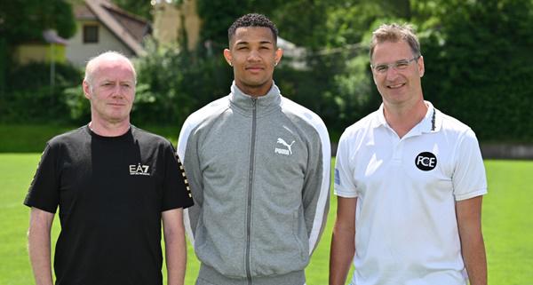 Anlässlich der erhaltenen Spende des DFB trafen sich in der Fußballschule des SC Freiburg unser Jugendleiter Dominik Falk sowie Kenneth's ehemaliger Jugendtrainer Thomas Deisinger mit dem sympathischen 19-jährigen Jungprofi.

Bild: FC Emmendingen