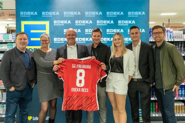 Aus EDEKA-Blatter wurde in Freiburg-Littenweiler EDEKA-Rees - Empfang am Vorabend der heutigen Eröffnung - Von links: Martin Kurska (Infront), Tanja Rees, Michael Rees, Marius Rees mit Partnerin Nathalie Kunzelmann, Fabian Rees, Andreas Blocher (Infront).
REGIOTRENDS-Foto: Jens Glade Aus EDEKA-Blatter wurde in Freiburg-Littenweiler EDEKA-Rees - Empfang am Vorabend der heutigen Eröffnung - Von links: Martin Kurska (Infront), Tanja Rees, Michael Rees, Marius Rees mit Partnerin Nathalie Kunzelmann, Fabian Rees, Andreas Blocher (Infront).
REGIOTRENDS-Foto: Jens Glade