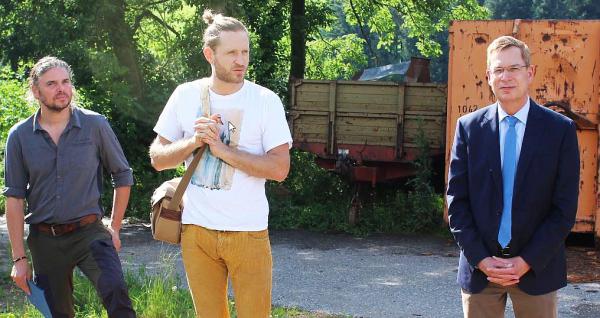 Jugendliche aus dem Landkreis Emmendingen lösten gewonnenen Preis bei #waldimfokus“ ein.
Landrat Hanno Hurth (rechts) gegrüßte und beglückwünschte die Gewinnerinnen und Gewinner, die im Anschluss mit Fotograf Sebastian Wehrle (Mitte) und Forstrevierleiter Bernd Nold auf eine mehrstündige Foto-Exkursion gingen.
Foto: Landratsamt Emmendingen
Jugendliche aus dem Landkreis Emmendingen lösten gewonnenen Preis bei #waldimfokus“ ein.
Landrat Hanno Hurth (rechts) gegrüßte und beglückwünschte die Gewinnerinnen und Gewinner, die im Anschluss mit Fotograf Sebastian Wehrle (Mitte) und Forstrevierleiter Bernd Nold auf eine mehrstündige Foto-Exkursion gingen.
Foto: Landratsamt Emmendingen