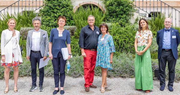 Europa-Park präsentierte sich in Italien.
Von links: DZT Pressereferentin Petra Carli, Kurator der Villa Vigoni Giovanni Meda Riquier, Generalsekretärin der Villa Vigoni Christiane Liermann, Europa-Park Inhaber Roland Mack mit seiner Ehefrau Marianne Mack, Leiterin der Presse- und Öffentlichkeitsarbeit Italien der DZT Agata Marchetti und Europa-Park Consultant für Italien Sergio Pitton (alle Personen auf dem Bild sind vollständig geimpft oder negativ getestet).

Foto: Europa-Park 