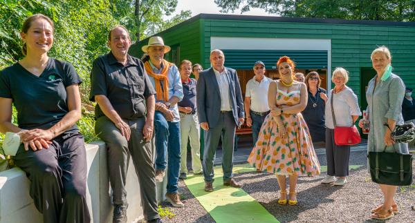 Neues Funktionsgebäude der Freilichtbühne „Theater im Steinbruch“ vorgestellt - Oberbürgermeister Stefan Schlatterer (Mitte) besichtigte das neue Funktionsgebäude mit Mitgliedern des Stadtrates und des Vereins. 

REGIOTRENDS-Foto: Jens Glade