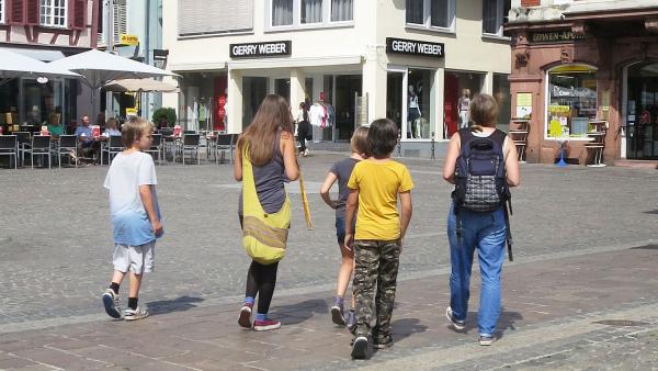 31. Juli: Steinmetzzeichen, Buckelquader, Ritter und Zünfte - Kinderführung „Entdecke das Mittelalter“ in Lahr.
Kinder entdecken die Stadt Lahr.
Foto: Stadt Lahr 31. Juli: Steinmetzzeichen, Buckelquader, Ritter und Zünfte - Kinderführung „Entdecke das Mittelalter“ in Lahr.
Kinder entdecken die Stadt Lahr.
Foto: Stadt Lahr