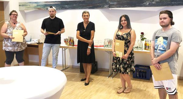 Fünf erfolgreiche Abschlüsse in Lahr gefeiert.
Monika Sattler-Hetzel, Leiterin der Abendrealschule Lahr (Mitte), gratuliert Gaby Holzwarth, Stefan Weber, Leyla Memis und Cristian Adelin Buburuzan (von links) zum erfolgreichen Abschluss.
Sergej Schilleref, ein weiterer Absolvent, war bei der Feier beruflich verhindert.
Foto: Stadt Lahr Fünf erfolgreiche Abschlüsse in Lahr gefeiert.
Monika Sattler-Hetzel, Leiterin der Abendrealschule Lahr (Mitte), gratuliert Gaby Holzwarth, Stefan Weber, Leyla Memis und Cristian Adelin Buburuzan (von links) zum erfolgreichen Abschluss.
Sergej Schilleref, ein weiterer Absolvent, war bei der Feier beruflich verhindert.
Foto: Stadt Lahr