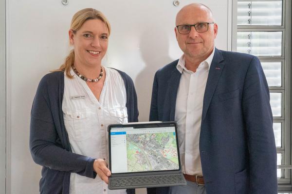 Stadt Emmendingen führt Geographisches Informationssystem für Bürger ein.
Projektleiterin Stephanie Oswald und Oberbürgermeister Stefan Schlatterer stellten das neue BürgerGIS vor.

REGIOTRENDS-Foto: Jens Glade