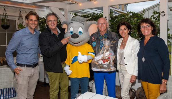Thomas Mack, Roland Mack, Rolf Knie, Anabela Lorador-Rodriguez sowie Marianne Mack (rechts) mit Ed Euromaus beim Geburtstagsfoto
Foto: Europa-Park Thomas Mack, Roland Mack, Rolf Knie, Anabela Lorador-Rodriguez sowie Marianne Mack (rechts) mit Ed Euromaus beim Geburtstagsfoto
Foto: Europa-Park
