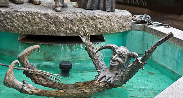 Hubert Bernhard gestaltete einige Brunnen in Waldkirch, darunter der Narrenbrunnen im Rathausinnenhof
Foto: Stadt Waldkirch Hubert Bernhard gestaltete einige Brunnen in Waldkirch, darunter der Narrenbrunnen im Rathausinnenhof
Foto: Stadt Waldkirch