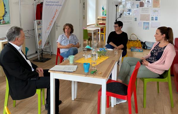 Familientreff Grenzach-Wyhlen: v.li. JoshaFrey, Birgitt Kiefer, Wibke Rombach, Jenniffer Neuschütz.
Foto: Privat Familientreff Grenzach-Wyhlen: v.li. JoshaFrey, Birgitt Kiefer, Wibke Rombach, Jenniffer Neuschütz.
Foto: Privat
