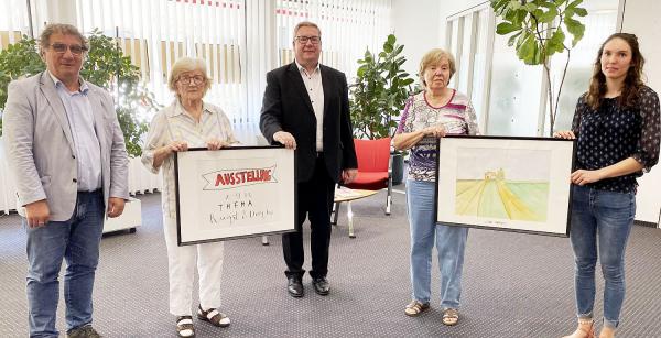 Bis 29. Oktober: Neue Schaufensterausstellung in der Sparkasse in Waldkirch.
Von links: Martin Gutmüller (Leiter des Pflegeheims), Zita Rüb (Künstlerin), Peter Kleiner (Leiter Beratungs-Center der Sparkasse Waldkirch), Jutta Wollenburg (Künstlerin) und  Lara Urban (Sozialarbeiterin und Leiterin des Bewohnertreffs).

Foto: Sparkasse Freiburg-Nördlicher Breisgau