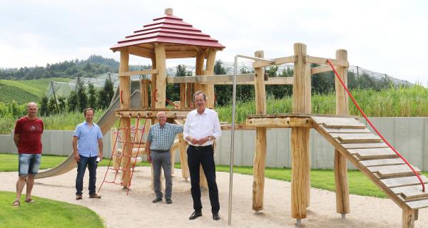Erweiterte Außenanlage für Kindergarten "St. Wendel" in Oberkirch-Bottenau.
Von links: Bauhofmitarbeiter Hubert Männle, Hubert Trayer vom Sachgebiet „Hochbau und Gebäudemanagement“ des Rathauses gemeinsam mit Bottenaus Ortsvorsteher Konrad Allgeier und Oberbürgermeister Matthias Braun.
Foto: Stadt Oberkirch - Ulrich Reich
Erweiterte Außenanlage für Kindergarten "St. Wendel" in Oberkirch-Bottenau.
Von links: Bauhofmitarbeiter Hubert Männle, Hubert Trayer vom Sachgebiet „Hochbau und Gebäudemanagement“ des Rathauses gemeinsam mit Bottenaus Ortsvorsteher Konrad Allgeier und Oberbürgermeister Matthias Braun.
Foto: Stadt Oberkirch - Ulrich Reich