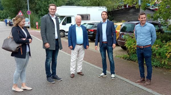 Zu Besuch im Bruckwald: Stefanie Wernet, CDU-Bundestagskandidat Yannick Bury, Bundestagsabgeorndeter Peter Weiß, Michael Danner von Wilpert und Tobias Veit. Zu Besuch im Bruckwald: Stefanie Wernet, CDU-Bundestagskandidat Yannick Bury, Bundestagsabgeorndeter Peter Weiß, Michael Danner von Wilpert und Tobias Veit.