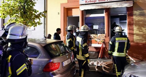 Bild: kamera24.de
Hitze und Flammen beschädigten eine Wasserleitung, so dass es in dem Geschäft und in einem benachbarten Gebäude zu einem größeren Wasserschaden kam.
Bild: kamera24.de
Hitze und Flammen beschädigten eine Wasserleitung, so dass es in dem Geschäft und in einem benachbarten Gebäude zu einem größeren Wasserschaden kam.