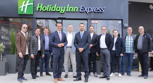 „Holiday Inn Express“ nahe dem Bahnhof in Offenburg wurde neu eröffnet.
Bereits seit 8. August läuft der Hotelbetrieb. Jetzt stattete Oberbürgermeister Marco Steffens (4.v.l.) dem neu errichteten „Holiday Inn Express“ nahe dem Bahnhof in der Maria-und-Georg-Dietrich-Straße einen Antrittsbesuch ab.
Foto: Stadt Offenburg „Holiday Inn Express“ nahe dem Bahnhof in Offenburg wurde neu eröffnet.
Bereits seit 8. August läuft der Hotelbetrieb. Jetzt stattete Oberbürgermeister Marco Steffens (4.v.l.) dem neu errichteten „Holiday Inn Express“ nahe dem Bahnhof in der Maria-und-Georg-Dietrich-Straße einen Antrittsbesuch ab.
Foto: Stadt Offenburg