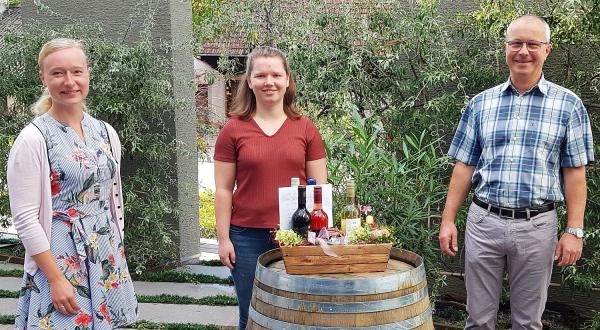 Zeit für ein Dankeschön an Lisa Bader - Breisgauer Weinprinzessin wurde verabschiedet.
Von links: Isabella Weidler, Lisa Bader und Georg Moosmann.
Foto: Breisgauer Wein GmbH - Privat Zeit für ein Dankeschön an Lisa Bader - Breisgauer Weinprinzessin wurde verabschiedet.
Von links: Isabella Weidler, Lisa Bader und Georg Moosmann.
Foto: Breisgauer Wein GmbH - Privat