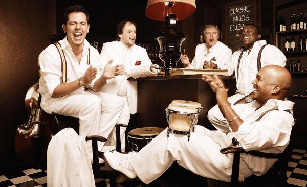 16./18./21. Oktober: Schwarzwald Musikfestival - Drei Konzerte in besonderem Ambiente im Hochschwarzwald.
Klazz Brothers & Cuba Percussion.
Foto: Hochschwarzwald Tourismus GmbH - Mirko Joerg Kellner 16./18./21. Oktober: Schwarzwald Musikfestival - Drei Konzerte in besonderem Ambiente im Hochschwarzwald.
Klazz Brothers & Cuba Percussion.
Foto: Hochschwarzwald Tourismus GmbH - Mirko Joerg Kellner