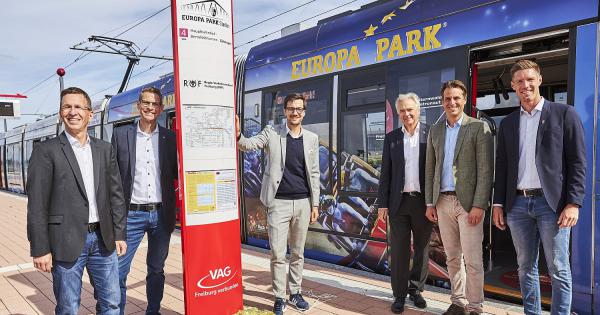 Straßenbahnhaltestelle „Europa-Park Stadion“ in Freiburg feierlich eingeweiht.
Von links: VAG-Vorstände Stephan Bartosch und Oliver Benz, Martin Horn (VAG-Aufsichtsratsvorsitzender und Oberbürgermeister von Freiburg) sowie Jürgen, Thomas und Nicolas Mack vom Europa-Park bei der Einweihung der neuen Haltestelle.
Foto: Europa-Park Straßenbahnhaltestelle „Europa-Park Stadion“ in Freiburg feierlich eingeweiht.
Von links: VAG-Vorstände Stephan Bartosch und Oliver Benz, Martin Horn (VAG-Aufsichtsratsvorsitzender und Oberbürgermeister von Freiburg) sowie Jürgen, Thomas und Nicolas Mack vom Europa-Park bei der Einweihung der neuen Haltestelle.
Foto: Europa-Park