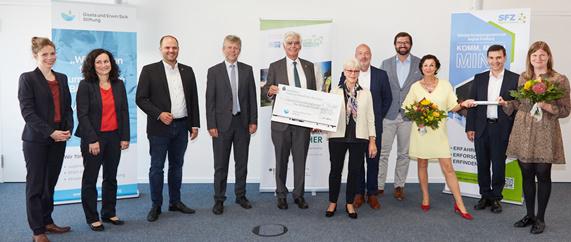 V. l.: Johanna Lerch (Länderreferentin für Baden-Württemberg) und Franziska Albertowski (Teamleitung Netzwerke Beratung) beide von der Stiftung „Haus der kleinen Forscher“, Roman Götzmann (Oberbürgermeister der Stadt Waldkirch), Thomas Hecht (Schulpräsident Regierungspräsidium Freiburg), Eberhard Schad (Vorsitzender Schülerforschungszentrum Region Freiburg e.V.), Renate Sick-Glaser (Vorsitzende des Stiftungsrates der Gisela und Erwin Sick Stiftung), Benno Bohn (Head of Young Talents, Sick AG), Simon Kaiser (Geschäftsführer Aus- und Weiterbildung der IHK Südlicher Oberrhein), Susanne Stuckmann (IHK Südlicher Oberrhein, ehemalige Netzwerkkoordinatorin Stiftung „Haus der kleinen Forscher“), Dr. Martin Krämer (Vorstand Sick AG) und Laura Traum (SFZ Region Freiburg. neue Netzwerkkoordinatorin „Haus der kleinen Forscher“)
Bild: Schülerforschungszentrum Freiburg V. l.: Johanna Lerch (Länderreferentin für Baden-Württemberg) und Franziska Albertowski (Teamleitung Netzwerke Beratung) beide von der Stiftung „Haus der kleinen Forscher“, Roman Götzmann (Oberbürgermeister der Stadt Waldkirch), Thomas Hecht (Schulpräsident Regierungspräsidium Freiburg), Eberhard Schad (Vorsitzender Schülerforschungszentrum Region Freiburg e.V.), Renate Sick-Glaser (Vorsitzende des Stiftungsrates der Gisela und Erwin Sick Stiftung), Benno Bohn (Head of Young Talents, Sick AG), Simon Kaiser (Geschäftsführer Aus- und Weiterbildung der IHK Südlicher Oberrhein), Susanne Stuckmann (IHK Südlicher Oberrhein, ehemalige Netzwerkkoordinatorin Stiftung „Haus der kleinen Forscher“), Dr. Martin Krämer (Vorstand Sick AG) und Laura Traum (SFZ Region Freiburg. neue Netzwerkkoordinatorin „Haus der kleinen Forscher“)
Bild: Schülerforschungszentrum Freiburg