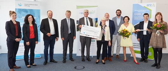 V. l.: Johanna Lerch (Länderreferentin für Baden-Württemberg) und Franziska Albertowski (Teamleitung Netzwerke Beratung) beide von der Stiftung „Haus der kleinen Forscher“, Roman Götzmann (Oberbürgermeister der Stadt Waldkirch), Thomas Hecht (Schulpräsident Regierungspräsidium Freiburg), Eberhard Schad (Vorsitzender Schülerforschungszentrum Region Freiburg e.V.), Renate Sick-Glaser (Vorsitzende des Stiftungsrates der Gisela und Erwin Sick Stiftung), Benno Bohn (Head of Young Talents, Sick AG), Simon Kaiser (Geschäftsführer Aus- und Weiterbildung der IHK Südlicher Oberrhein), Susanne Stuckmann (IHK Südlicher Oberrhein, ehemalige Netzwerkkoordinatorin Stiftung „Haus der kleinen  Forscher“), Dr. Martin Krämer (Vorstand Sick AG) und Laura Traum (SFZ Region Freiburg. neue Netzwerkkoordinatorin „Haus der kleinen Forscher“)

Bild: Schülerforschungszentrum Freiburg