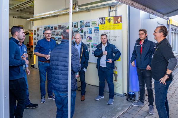 Elektro und Informationstechnik-Innung Emmendingen: Weiterbildung am Tiny House.
Mit dabei: Innungs-Obermeister Martin Schubnell (rechts)
REGIOTRENDS-Foto: Jens Glade Elektro und Informationstechnik-Innung Emmendingen: Weiterbildung am Tiny House.
Mit dabei: Innungs-Obermeister Martin Schubnell (rechts)
REGIOTRENDS-Foto: Jens Glade