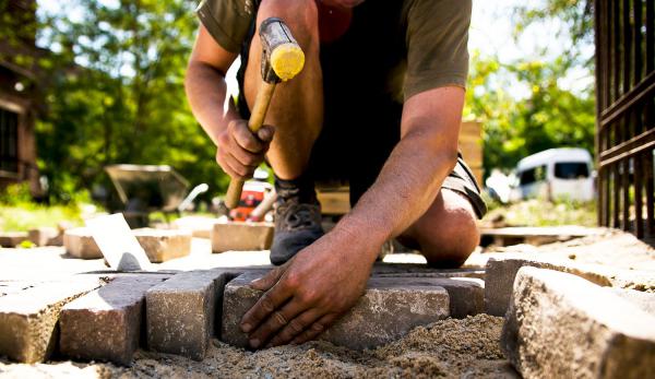 Löhne im Garten- und Landschaftsbau steigen um 5,7 Prozent.
Lohn-Plus fürs Pflastern: Wer im Garten- und Landschaftsbau arbeitet, bekommt jetzt deutlich mehr Geld. Die Gewerkschaft IG BAU rät Beschäftigten, ihre aktuelle Lohnabrechnung zu prüfen.
Foto: : IG BAU - Ferdinand Paul Löhne im Garten- und Landschaftsbau steigen um 5,7 Prozent.
Lohn-Plus fürs Pflastern: Wer im Garten- und Landschaftsbau arbeitet, bekommt jetzt deutlich mehr Geld. Die Gewerkschaft IG BAU rät Beschäftigten, ihre aktuelle Lohnabrechnung zu prüfen.
Foto: : IG BAU - Ferdinand Paul