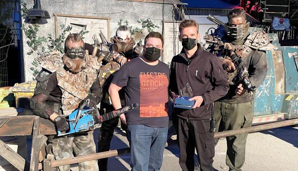 Bis zum Award gegruselt - „Horror Nights - Traumatica“ im Europa-Park ist „Best European Event 2020“.
Sebastian Rosenbaum, Projektleiter „Horror Nights – Traumatica“, (rechts) nahm den Award von Dennis van Breukelen (links) entgegen.
Foto: Europa-Park Bis zum Award gegruselt - „Horror Nights - Traumatica“ im Europa-Park ist „Best European Event 2020“.
Sebastian Rosenbaum, Projektleiter „Horror Nights – Traumatica“, (rechts) nahm den Award von Dennis van Breukelen (links) entgegen.
Foto: Europa-Park