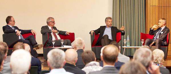 Flickenteppich Föderalismus?
Moderiert von wvib-Hauptgeschäftsführer Christoph Münzer (Zweiter von links) diskutierten (von links): Lars Feld (Ex-Wirtschaftsweiser und Direktor des Walter Eucken Instituts), Boris Palmer (Oberbürgermeister von Tübingen) und Armin Schuster (Präsident des Bundesamtes für Bevölkerungsschutz und Katastrophenhilfe).
Foto: Wirtschaftsverband Industrieller Unternehmen Baden e.V. Flickenteppich Föderalismus?
Moderiert von wvib-Hauptgeschäftsführer Christoph Münzer (Zweiter von links) diskutierten (von links): Lars Feld (Ex-Wirtschaftsweiser und Direktor des Walter Eucken Instituts), Boris Palmer (Oberbürgermeister von Tübingen) und Armin Schuster (Präsident des Bundesamtes für Bevölkerungsschutz und Katastrophenhilfe).
Foto: Wirtschaftsverband Industrieller Unternehmen Baden e.V.