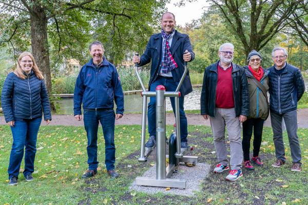 Neuer Fitnessbereich am Stadtrainsee in Waldkirch eingeweiht.
Von links: Juliane Hehn (Seniorenbeauftragte der Stadt Waldkirch), Wolfgang Rother (Dezernat 4, Abteilung Grundstücke und Sportstätten), Oberbürgermeister Roman Götzmann, Michael Behringer(Stellvertretender Oberbürgermeister), Ursula Querfurth (Vorsitzende Stadtseniorenrat Waldkirch) und Bernhard Läufer (Seniorenwerk Waldkirch). 

REGIOTRENDS-Foto: Jens Glade