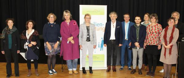 Vor 50 Jahren wurde die Erziehungs- und Familienberatungsstelle des Landkreises Emmendingen gegründet - Jubiläum wurde mit Veranstaltung in Rheinhausen gefeiert.
Amtsleiter Michael Reisch (rechts neben dem Plakat) und sein Team feierten das 50-jährige Jubiläum der Erziehungs- und Beratungsstelle des Landkreises Emmendingen.

Foto: Landratsamt Emmendingen
