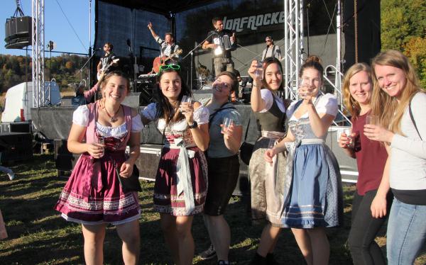 "Dorfrocker" beim Ramstalhof in Teningen-Köndringen
Feiern "wie früher"!
REGIOTRENDS-Foto: Reinhard Laniot "Dorfrocker" beim Ramstalhof in Teningen-Köndringen
Feiern "wie früher"!
REGIOTRENDS-Foto: Reinhard Laniot