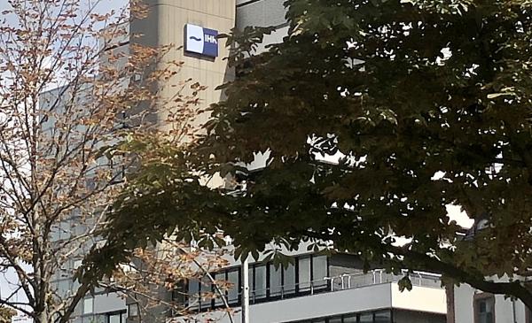 Ab 2. November: IHK Südlicher Oberrhein in Freiburg für zwei Jahre in Interimsquartier in der Bismarckallee ansässig.
Von außen schon gut sichtbar: Hier, in der Bismarckallee 18 - 20, ist die IHK Südlicher Oberrhein die kommenden zwei Jahre in Freiburg ansässig.
Foto: IHK Südlicher Oberrhein - Natalie Butz Ab 2. November: IHK Südlicher Oberrhein in Freiburg für zwei Jahre in Interimsquartier in der Bismarckallee ansässig.
Von außen schon gut sichtbar: Hier, in der Bismarckallee 18 - 20, ist die IHK Südlicher Oberrhein die kommenden zwei Jahre in Freiburg ansässig.
Foto: IHK Südlicher Oberrhein - Natalie Butz