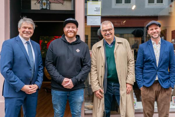 Städtische Ladenräume in der Schusterstraße in Freiburg an Anton Würmlin vermietet.
Von links: Finanzbürgermeister Stefan Breiter, Anton Würmlin (Freiburgs Finest), Amtsleiter Bruno Gramich (Amt für Liegenschaften und Wohnungswesen) und Thorsten Peters (Innenstadtkoordinator FWTM).  

REGIOTRENDS-Foto: Jens Glade