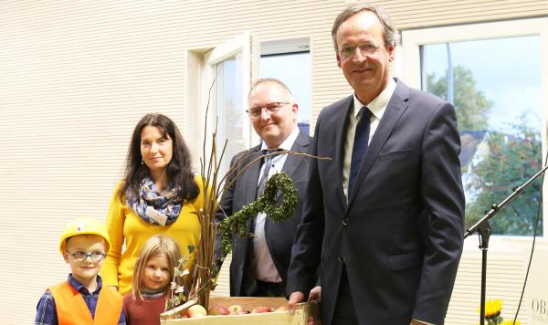 Anbau für Kindergarten „Sr. Giovanna“ in Oberkirch offiziell eingeweiht.
Es freuten sich über den gelungenen Anbau an den städtischen Kindergarten „Sr. Giovanna“: Vorne die Kindergartenkinder Niels und Amelie und in der hinteren Reihe Kindergartenleiterin Sandra Hoferer-Keller, Architekt Rolf Dieter Schink und Oberbürgermeister Matthias Braun.
Foto: Stadt Oberkirch - Ulrich Reich Anbau für Kindergarten „Sr. Giovanna“ in Oberkirch offiziell eingeweiht.
Es freuten sich über den gelungenen Anbau an den städtischen Kindergarten „Sr. Giovanna“: Vorne die Kindergartenkinder Niels und Amelie und in der hinteren Reihe Kindergartenleiterin Sandra Hoferer-Keller, Architekt Rolf Dieter Schink und Oberbürgermeister Matthias Braun.
Foto: Stadt Oberkirch - Ulrich Reich