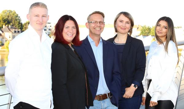 REGIO-Messe 2022 in Lörrach: Neustart nach zwei Jahren Pause.
Das Team der REGIO-Messe (von links): Nick Lais, Monika Grimmer, Thomas Platzer, Natalia Golovina und Rozaline Ismail.
Foto: Messe Lörrach GmbH
REGIO-Messe 2022 in Lörrach: Neustart nach zwei Jahren Pause.
Das Team der REGIO-Messe (von links): Nick Lais, Monika Grimmer, Thomas Platzer, Natalia Golovina und Rozaline Ismail.
Foto: Messe Lörrach GmbH