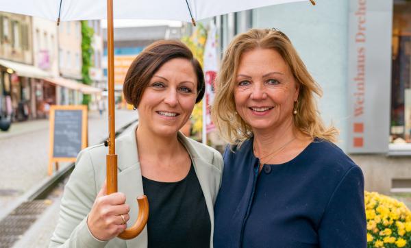 Neue Vorstandschaft bei der Aktionsgemeinschaft Lammstraße (AGL) in Emmendingen - Christine Rötzer (links) und Ute Biesold führen das Team
REGIOTRENDS-Foto: Jens Glade Neue Vorstandschaft bei der Aktionsgemeinschaft Lammstraße (AGL) in Emmendingen - Christine Rötzer (links) und Ute Biesold führen das Team
REGIOTRENDS-Foto: Jens Glade