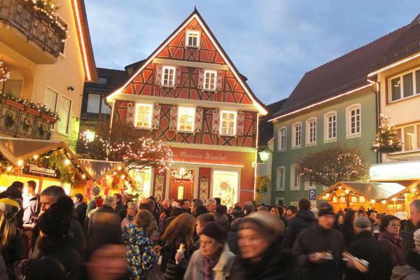 Weihnachtsmarkt in Oberkirch (10. bis 12. Dezember) fällt aus.
Der Oberkircher Weihnachtsmarkt ist ein beliebter Treffpunkt für Jung und Alt. Die Hütten rund um die Katholische Kirche „St. Cyriak“ verbreiten sonst vorweihnachtliche Stimmung an dem Adventswochenende. Ein abwechslungsreiches Bühnenprogramm und die vielfältigen Stände sorgen jedes Jahr für einen guten Besuch aus der gesamten Ortenau und dem angrenzenden Elsass.
Foto: Stadt Oberkirch - Privat Weihnachtsmarkt in Oberkirch (10. bis 12. Dezember) fällt aus.
Der Oberkircher Weihnachtsmarkt ist ein beliebter Treffpunkt für Jung und Alt. Die Hütten rund um die Katholische Kirche „St. Cyriak“ verbreiten sonst vorweihnachtliche Stimmung an dem Adventswochenende. Ein abwechslungsreiches Bühnenprogramm und die vielfältigen Stände sorgen jedes Jahr für einen guten Besuch aus der gesamten Ortenau und dem angrenzenden Elsass.
Foto: Stadt Oberkirch - Privat