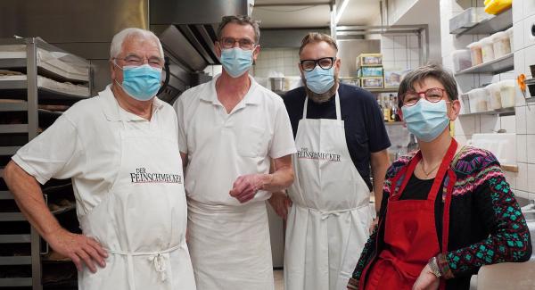 Backen in Lahr ist Chefsache - Bürgermeister und Meisterbäcker stellten gemeinsam Burgers Roggenwalnusstaler her.
Erster Bürgermeister Guido Schöneboom in der Backstube mit Firmengründer Hermann Burger und den aktuellen Geschäftsführern Annette und Frank Schulz.

Foto: Stadt Lahr 