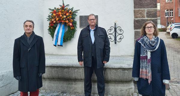 Oberbürgermeister und Kirchenvertreter gedachten in Villingen-Schwenningen der Opfer des Nationalsozialismus.
Oberbürgermeister Jürgen Roth (Mitte), Pfarrer Udo Stober (links) und Pastoralreferentin Jolande Berberich gedenken am Brunnen in der Gerberstraße jenen Menschen, die der Gewaltherrschaft des Nationalsozialismus zum Opfer gefallen sind.
Foto: Stadt Villingen-Schwenningen Oberbürgermeister und Kirchenvertreter gedachten in Villingen-Schwenningen der Opfer des Nationalsozialismus.
Oberbürgermeister Jürgen Roth (Mitte), Pfarrer Udo Stober (links) und Pastoralreferentin Jolande Berberich gedenken am Brunnen in der Gerberstraße jenen Menschen, die der Gewaltherrschaft des Nationalsozialismus zum Opfer gefallen sind.
Foto: Stadt Villingen-Schwenningen