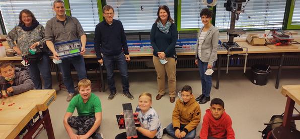 Von links: Barbara Maier (Lehrerin, Verbundschule Lahr), Alexander Kraus (Lehrer, Verbundschule Lahr), Hans-Peter Möschle (Vorstandsmitglied BRO), Ingrid Furrer (1. Konrektorin, Verbundschule Lahr), Sandra Bagarozza (Leiterin des Bildungsbüros).
Bild: Wirtschaftsregion Ortenau Von links: Barbara Maier (Lehrerin, Verbundschule Lahr), Alexander Kraus (Lehrer, Verbundschule Lahr), Hans-Peter Möschle (Vorstandsmitglied BRO), Ingrid Furrer (1. Konrektorin, Verbundschule Lahr), Sandra Bagarozza (Leiterin des Bildungsbüros).
Bild: Wirtschaftsregion Ortenau
