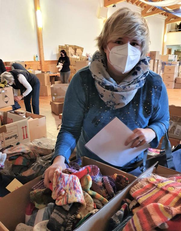 211117 Weihnachtspakete
Geschäftiges Treiben in der Lenzkircher Festhalle: Hier werden jedes Jahr
Hunderte Weihnachtspakete mit Dutzenden ehrenamtlich Helfenden gepackt!
Bild: BVKH 211117 Weihnachtspakete
Geschäftiges Treiben in der Lenzkircher Festhalle: Hier werden jedes Jahr
Hunderte Weihnachtspakete mit Dutzenden ehrenamtlich Helfenden gepackt!
Bild: BVKH