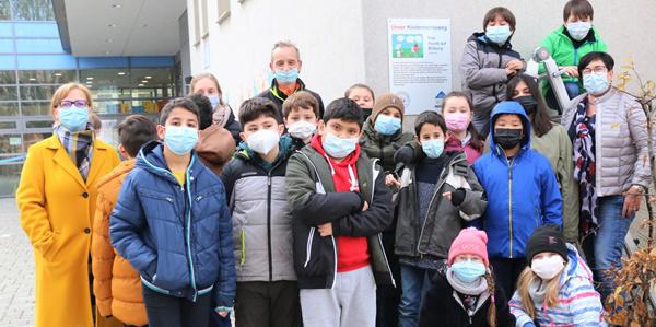 Die Schülerinnen und Schüler der 4b haben gemeinsam mit Hausmeister Daniel Zimmermann das Schild an der Hauswand angebracht. Auch Rektorin Christin Sigwart (links), Klassenlehrerin Hannah Küstler (hinten) und die Kinder- und Jugendbeauftragte der Stadt Weil am Rhein, Michaela Rimkus (rechts), freuen sich.
Bild: Stadt Weil am Rhein Die Schülerinnen und Schüler der 4b haben gemeinsam mit Hausmeister Daniel Zimmermann das Schild an der Hauswand angebracht. Auch Rektorin Christin Sigwart (links), Klassenlehrerin Hannah Küstler (hinten) und die Kinder- und Jugendbeauftragte der Stadt Weil am Rhein, Michaela Rimkus (rechts), freuen sich.
Bild: Stadt Weil am Rhein
