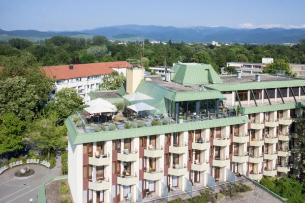 Breisgau-Klinik mit Dachterasse (© DR. SPANG Rehakliniken) Breisgau-Klinik mit Dachterasse (© DR. SPANG Rehakliniken)