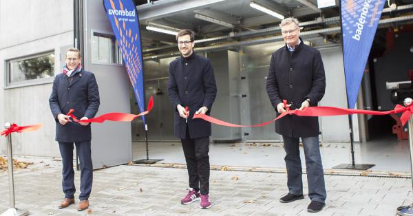 Wärmenetz der Zukunft in Freiburg nimmt Gestalt an - Neue Energiezentrale in Freiburg-Haslach eingeweiht.
Von links: Heinz-Werner Hölscher (badenova Vorstand), Oberbürgermeister Martin Horn und Klaus Preiser (badenovaWÄRMEPLUS Geschäftsführer).

Foto: Badenova - Albert-Josef Schmidt