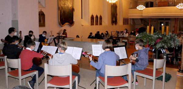 Mit Blockflöten und Gitarren musizierten die Schüler und Lehrer im Rahmen des Klingenden Adventskranzes.
Foto: Stadt Waldkirch - Elztalmuseum Mit Blockflöten und Gitarren musizierten die Schüler und Lehrer im Rahmen des Klingenden Adventskranzes.
Foto: Stadt Waldkirch - Elztalmuseum