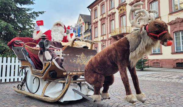 Nikolaus beschenkt Kinder in Offenburg.

Foto: Stadt Offenburg 