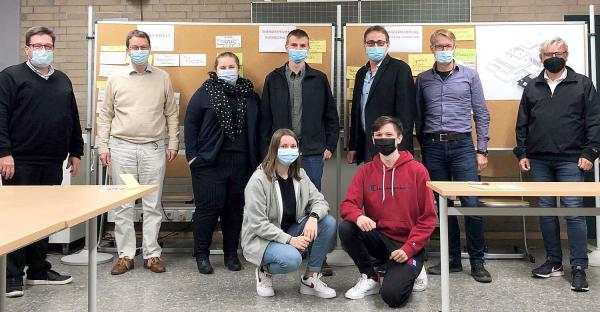 Workshop am und für das Georg-Büchner-Gymnasium in Rheinfelden abgehalten.
Schulleiter Volker Habermaier und sein Stellvertreter Clemens Hauser erörterten gemeinsam mit Vertretern der Verwaltung (Ruzana Reuther/Hauptamt, Stefan Matt/Gebäudemanagement, Werner Wohner/Leiter Gebäudemangement), den Elternvertreter Frank Grimberg und Udo Quass sowie Evelyn Storf und Mansur Rezvanov von der Schülermitverwaltung einen Baumaßnahmenkatalog für das Georg-Büchner-Gymnasium.
Foto: Stadt Rheinfelden
Workshop am und für das Georg-Büchner-Gymnasium in Rheinfelden abgehalten.
Schulleiter Volker Habermaier und sein Stellvertreter Clemens Hauser erörterten gemeinsam mit Vertretern der Verwaltung (Ruzana Reuther/Hauptamt, Stefan Matt/Gebäudemanagement, Werner Wohner/Leiter Gebäudemangement), den Elternvertreter Frank Grimberg und Udo Quass sowie Evelyn Storf und Mansur Rezvanov von der Schülermitverwaltung einen Baumaßnahmenkatalog für das Georg-Büchner-Gymnasium.
Foto: Stadt Rheinfelden