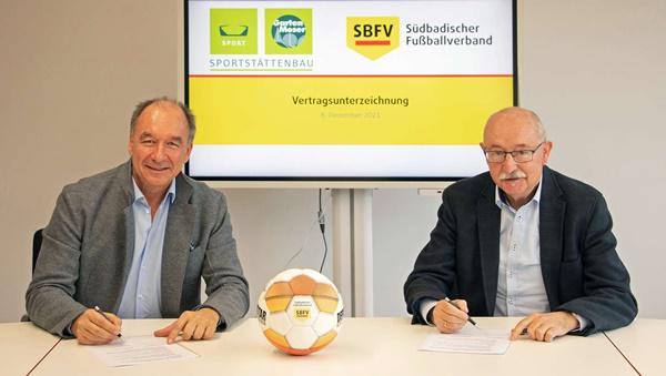 Vertragsunterzeichnung
Garten-Moser Geschäftsführer Matthias Renz und SBFV-Präsident Thomas Schmidt (r.)
(Quelle: SVFV Vertragsunterzeichnung
Garten-Moser Geschäftsführer Matthias Renz und SBFV-Präsident Thomas Schmidt (r.)
(Quelle: SVFV