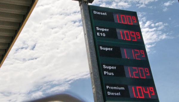 Erinnerung an den Mai 2020! - Sorgen macht den Kfz-Betrieben auch die drastische Verteuerung der Energiekosten und insbesondere natürlich der Kraftstoffpreise. Eine Forderung an die neue Bundesregierung sei es deshalb, dass die individuelle Mobilität mit dem Auto weder eingeschränkt noch verteuert werden dürfe. Erinnerung an den Mai 2020! - Sorgen macht den Kfz-Betrieben auch die drastische Verteuerung der Energiekosten und insbesondere natürlich der Kraftstoffpreise. Eine Forderung an die neue Bundesregierung sei es deshalb, dass die individuelle Mobilität mit dem Auto weder eingeschränkt noch verteuert werden dürfe.